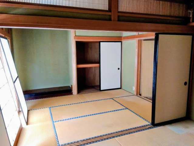 売中古戸建　富士宮市中島町の和室|大きい窓から入るたっぷりの日差しが嬉しいですね。和室には床の間があり、風情ある空間に癒されます。