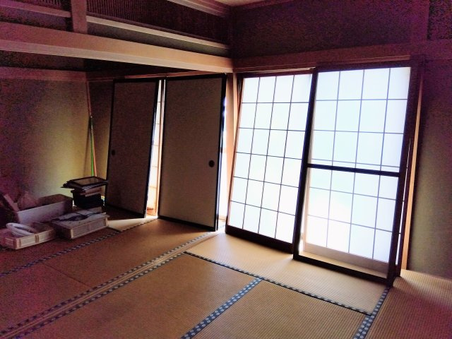 売中古戸建　富士宮市中島町の和室|大きい窓があるので明るい空間でのびのびと生活できます。
