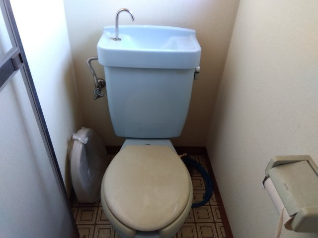 売中古戸建　富士宮市中島町のトイレ|トイレが各階にあります。忙しい朝や、ファミリー世帯は助かりますね。