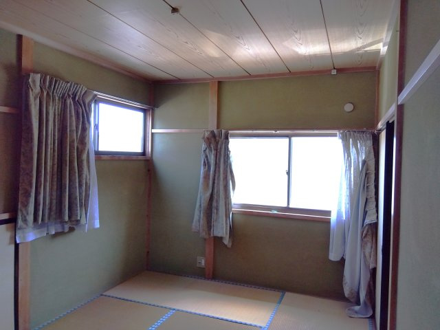 売中古戸建　富士宮市中島町の和室|二面採光なので日差しがたっぷり入ります。また風通しが良く解放感もあります。