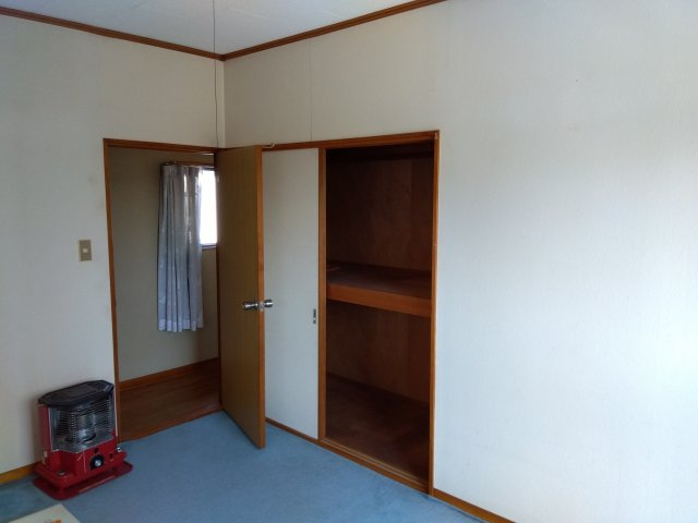 売中古戸建　富士宮市中島町の洋室|寝室や仕事部屋など使い勝手の良い広さの洋室です。一日の疲れを癒すプライベート空間になりますね。
