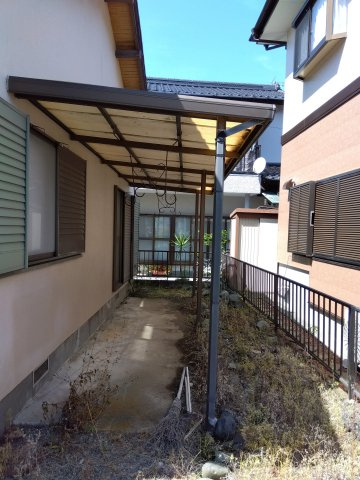 売中古戸建　富士宮市中島町の庭|物干し場には屋根があるので急な雨でも安心です。