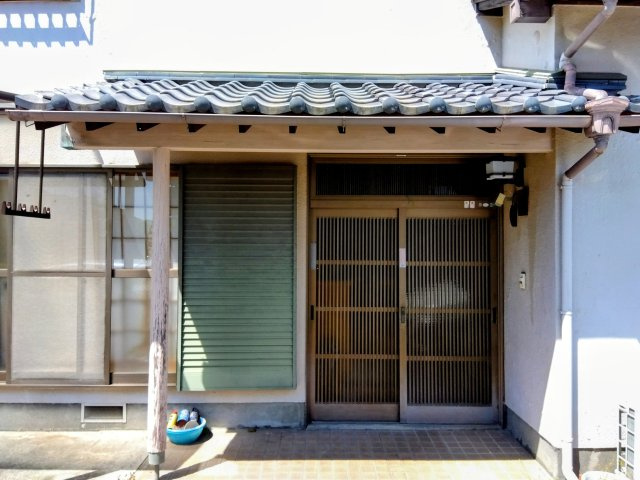 売中古戸建　富士宮市中島町の玄関|玄関は引き戸なので荷物の出し入れが楽です。風の入れ替えも出来て便利です。