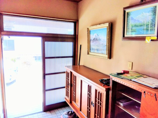 売中古戸建　富士宮市中島町の玄関|備え付けのシューズボックスがあるので収納がたっぷりあります。靴をしまって玄関をすっきりと使えます。