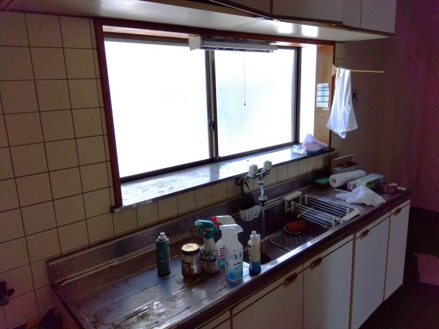売中古戸建　富士宮市中島町のキッチン|キッチンには窓があり明るく開放的です。壁付けキッチンなので集中してお料理出来ますね。