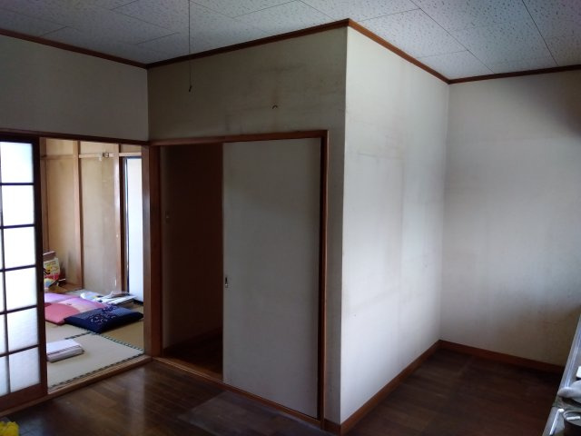 売中古戸建　富士宮市中島町の居間・リビング|ダイニング横に和室があります。食後に気持ち良くお昼寝出来そうですね。