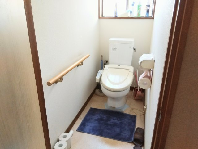 売中古戸建　富士宮市中島町のトイレ|トイレには窓があり明るい室内です。コンパクトな設計で空間を広く感じさせるデザインになっています。