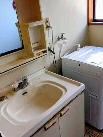 売中古戸建　富士宮市中島町の独立洗面台|独立洗面台があるので収納スペースも多くあります。鏡もあるので朝の支度にも便利です。