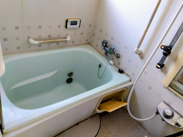 売中古戸建　富士宮市中島町の浴室|窓があるので明るい室内です。毎日のバスタイムが楽しみになる空間です。