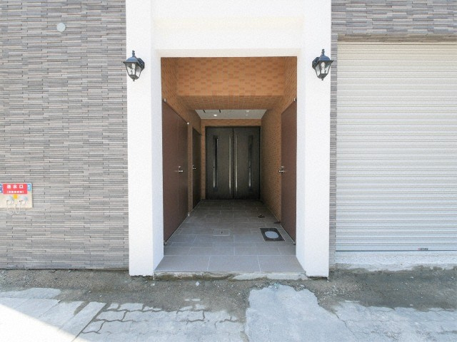 大阪市西区本田２丁目の賃貸マンションのエントランス