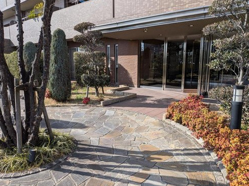 エンゼルフィールズ三国のエントランス|◆みどりが植栽されたお洒落なマンションエントランスです！