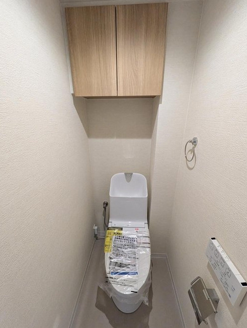 エンゼルフィールズ三国のトイレ|◆新調された温水洗浄便座付きトイレです！操作がしやすい壁掛けリモコン♪
◆背面にはトイレットペーパーなどを収納できる収納が完備されています！