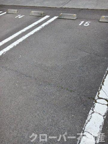 プリムヴェールＢの駐車場