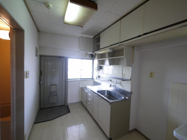 大和ビルマンションAのキッチン|コンパクトなキッチンで掃除もラクラク