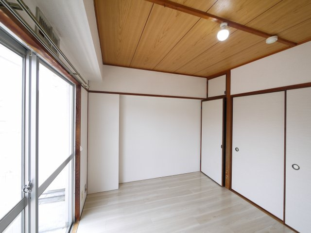 大和ビルマンションAの寝室|広くて明るい寝室