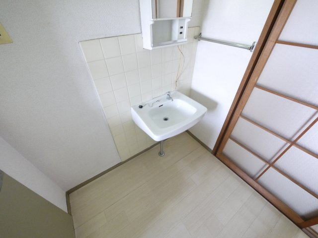 大和ビルマンションAの洗面所|明るい洗面所です