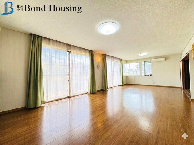 南側開放感のある庭あり　朝谷町　中古戸建の居間・リビング