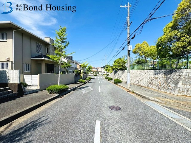 南側開放感のある庭あり　朝谷町　中古戸建の前面道路含む現地写真