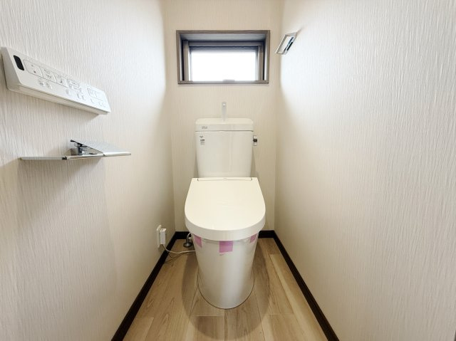 和光市下新倉4丁目のトイレ|小窓を設けた明るく衛生的なトイレ
トイレも新規交換につき快適です