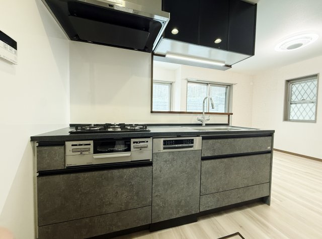 和光市下新倉4丁目のキッチン|キッチンも新規交換につき快適です
人気の対面キッチンはリビングを眺めながらお料理ができます