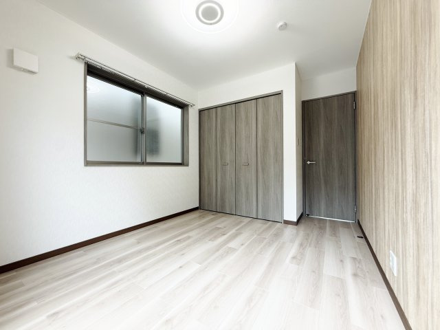 和光市下新倉4丁目の洋室|5.3帖洋室は2面開口の明るく快適なお部屋です
壁面ワイドな収納が魅力的です