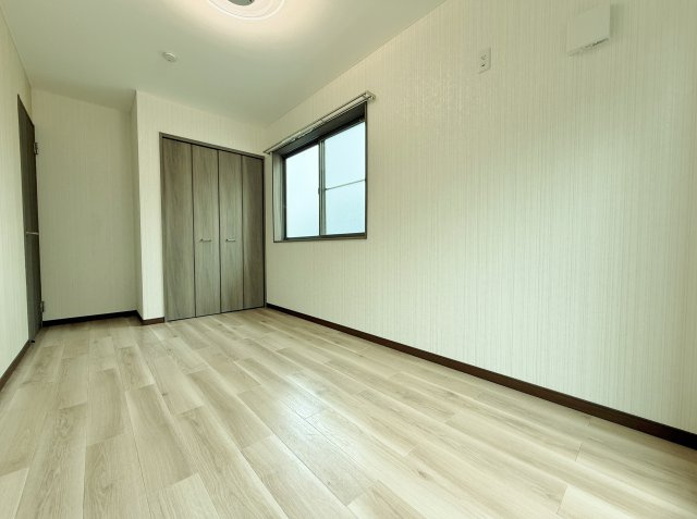 和光市下新倉4丁目の洋室|5.7帖洋室は2面開口の明るく快適な洋室です
