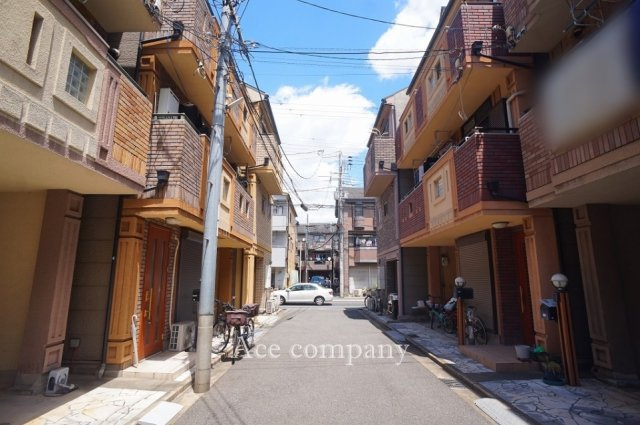 【前面道路含む現地写真】 | 平野区加美鞍作3丁目 | 【前面道路：幅員約4ｍ】前道は通り抜けができず、小さなお子様にも安心です♪