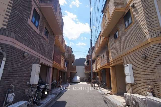 【前面道路含む現地写真】 | 平野区加美鞍作3丁目 | 【前面道路：幅員約4ｍ】前道は通り抜けができず、小さなお子様にも安心です♪