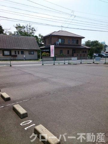 ラムール雅の駐車場