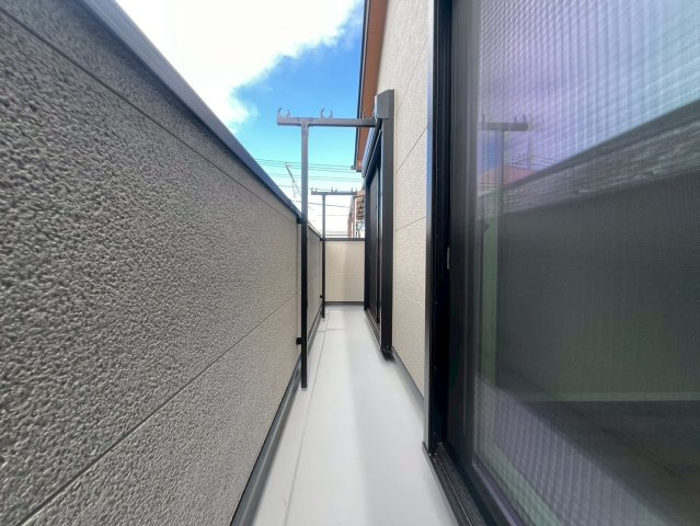 【バルコニー】 | 豊島区長崎３丁目　新築戸建て | 開放感あふれるワイドバルコニーで、心地よい寛ぎの時間を