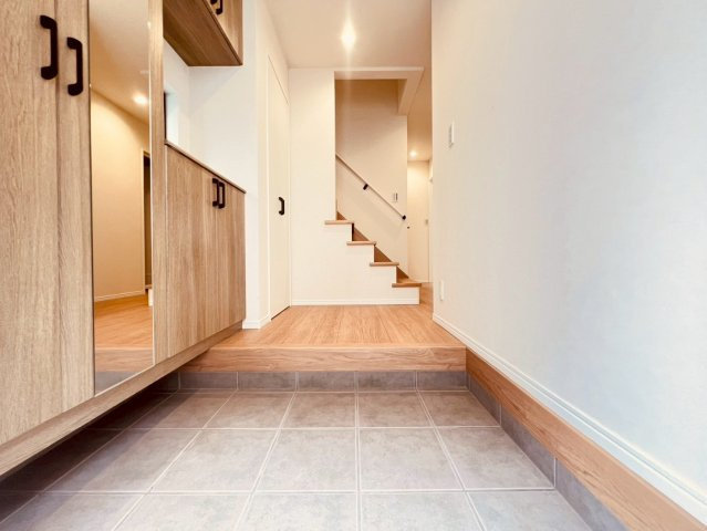 【玄関】 | 豊島区長崎３丁目　新築戸建て | ゆとりある玄関スペースが、住まいの上質感を演出します