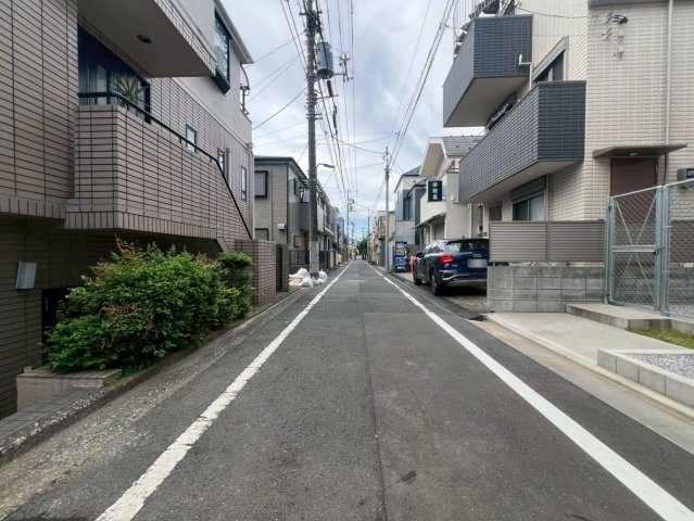 【前面道路含む現地写真】 | 豊島区長崎３丁目　新築戸建て | 見通しの良い前面道路で、歩行者にもやさしい落ち着いた街並み