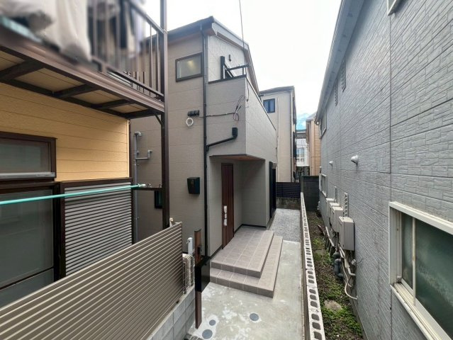 【外観】 | 豊島区長崎３丁目　新築戸建て | 落ち着いた色合いと端正なデザインが調和する、品格ある佇まい