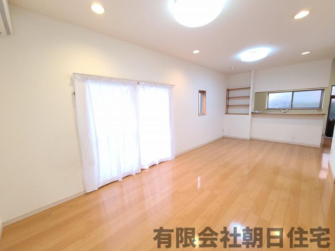 【居間・リビング】 | 八雲町日吉中古戸建 | 明るいリビングダイニングです