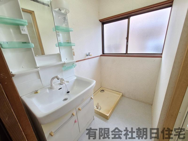【独立洗面台】 | 八雲町日吉中古戸建 | 脱衣場の洗面台と洗濯機置き場
