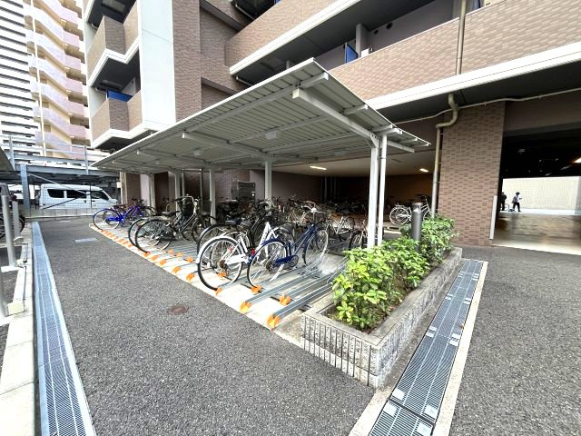 S-RESIDENCE新大阪WESTの駐車場