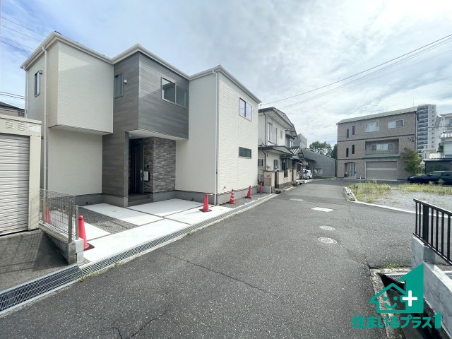 ★26(土)27(日)現地見学可能！★近江八幡市鷹飼町　第1期　限定1邸の前面道路含む現地写真|周辺は閑静な住宅街！前面道路広々で車の出し入れも便利です。駐車が苦手な方でも安心して車庫入れできます！