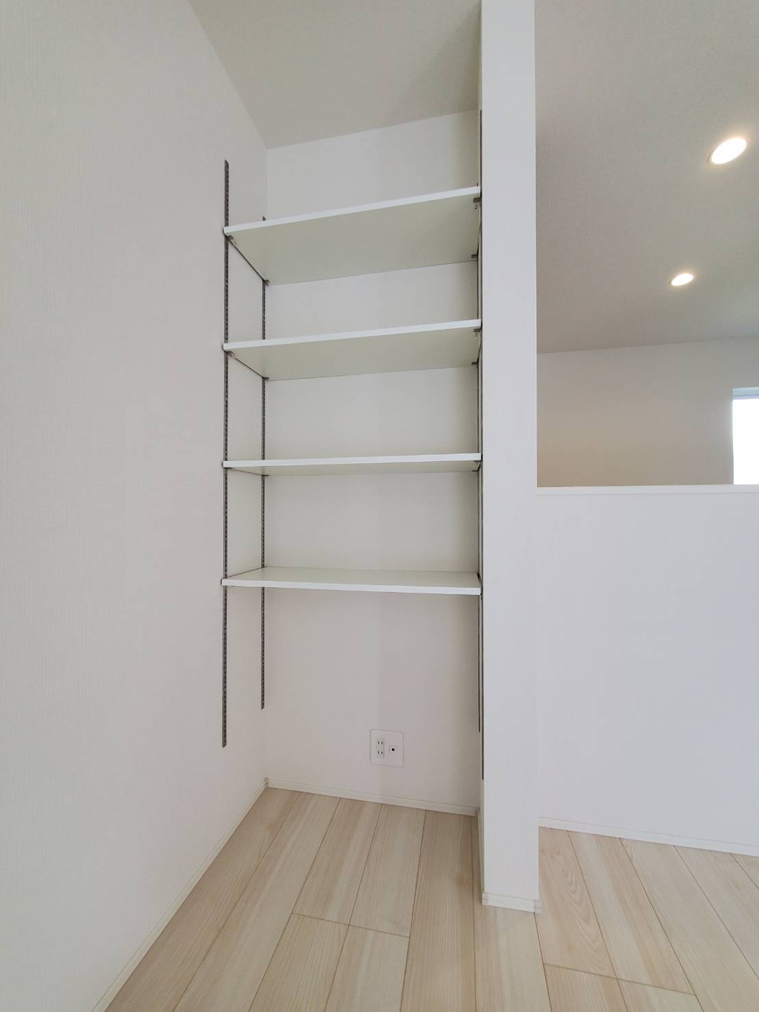 吉川市　中曽根2丁目　新築戸建　全2棟のキッチン|リビング収納