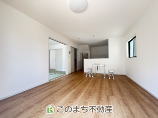 【居間・リビング】 | いろどりアイタウン古河市諸川23-P1　 | 開放感のある広々リビング。たくさんの日差しがご家族の団らんを明るく照らします♪
