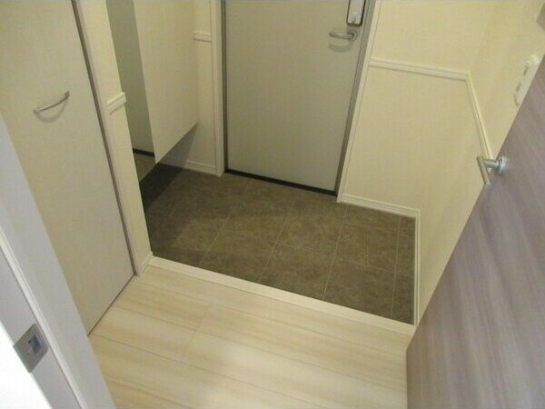 D-room名駅 E棟の玄関