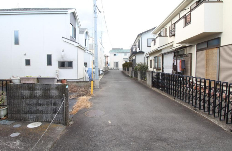 厚木市戸室5丁目　売地　33.35坪の前面道路含む現地写真