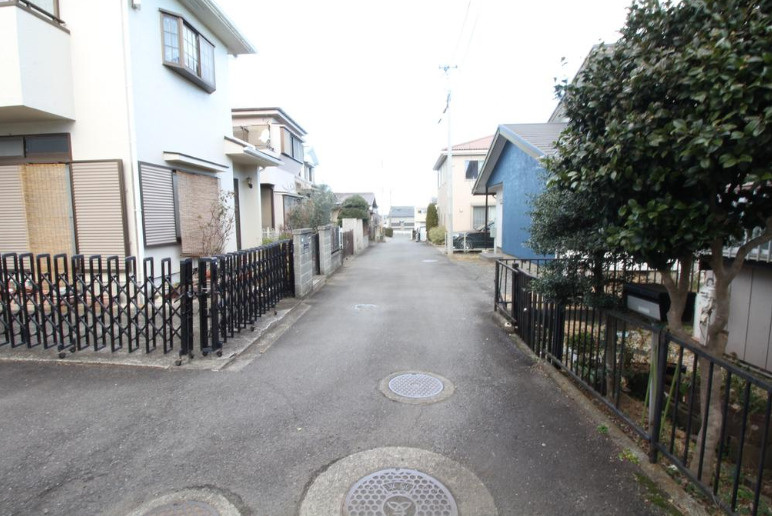 厚木市戸室5丁目　売地　33.35坪の前面道路含む現地写真