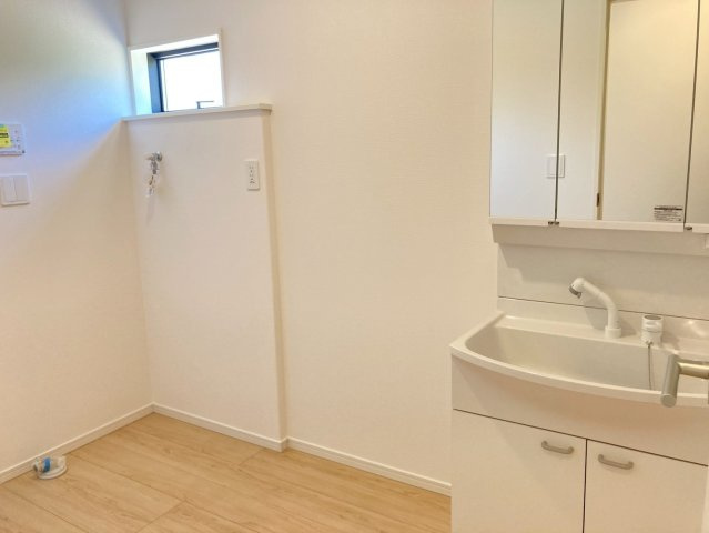 クレイドルガーデン松山市北吉田町 第2のその他|使い勝手の良い洗面空間は、朝の忙しい時間帯でも身支度がスムーズに整い、お洗濯の動線もフラットで無駄がないため、毎日の家事をテキパキと笑顔で片付けられる。