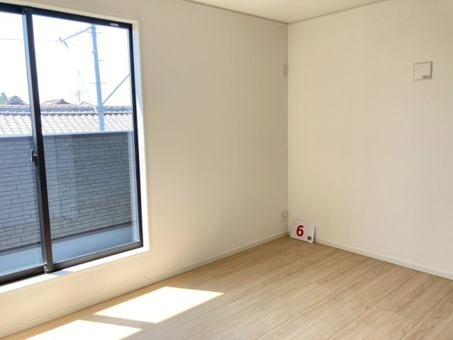 クレイドルガーデン松山市北吉田町 第2の洋室|全室２面採光で明るい洋室は、木の持つ風合いや自然な暖かみが魅力的なフローリング仕様で、豊かな収納にお気に入りの衣類をすっきり片付けて、夜も心地よい眠りにつける。