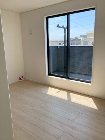 クレイドルガーデン松山市北吉田町 第2の洋室|２面の窓から心地よい風が吹き抜けるお部屋は、日当たりが良好で明るいため、子ども部屋や趣味のスペースとしても使いやすく、毎日を自分らしく軽やかな気分で過ごせる。