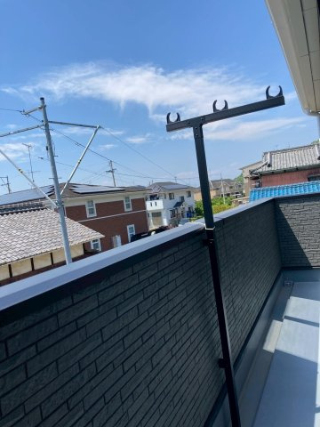 クレイドルガーデン松山市北吉田町 第2のバルコニー|ルーフバルコニーは、周囲に遮るものがなく空が広く感じられ、お洗濯物やお布団を太陽の光できもちよくカラッと乾かせ、取り込む際もスムーズで家事の負担が軽減される。