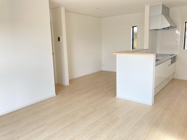 クレイドルガーデン松山市北吉田町 第2のその他|ＬＤＫ１５畳以上の広々とした空間は、心地よい光が差し込み、フローリングに小さな畳を置いてお洒落なインテリアを楽しみながら、家族みんなが思い思いのリラックスタイムを過ごせる。