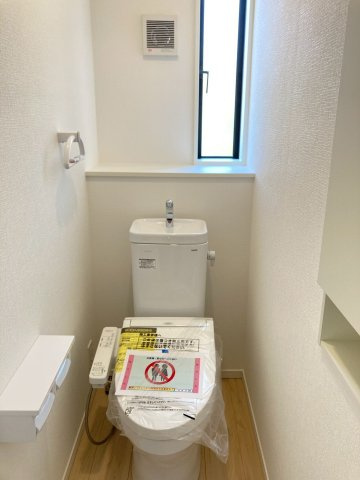 クレイドルガーデン松山市北吉田町 第2のトイレ|清潔感溢れる快適なトイレスペースは、お手入れがしやすい形状でお掃除の手間が省けるため、いつでも爽やかな空間をキープでき、毎日の暮らしがより健やかで心地よいものになる。