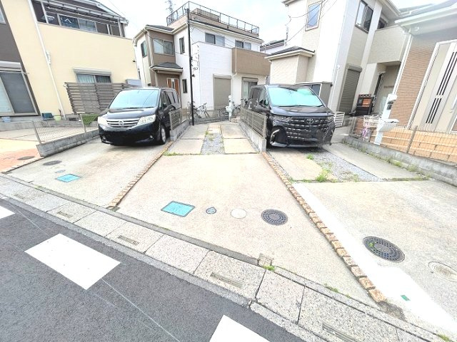草加市谷塚仲町売戸建ての駐車場