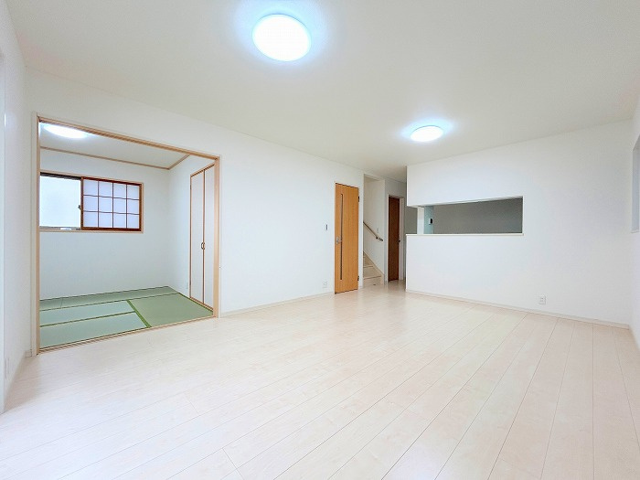 草加市谷塚仲町売戸建ての居間・リビング